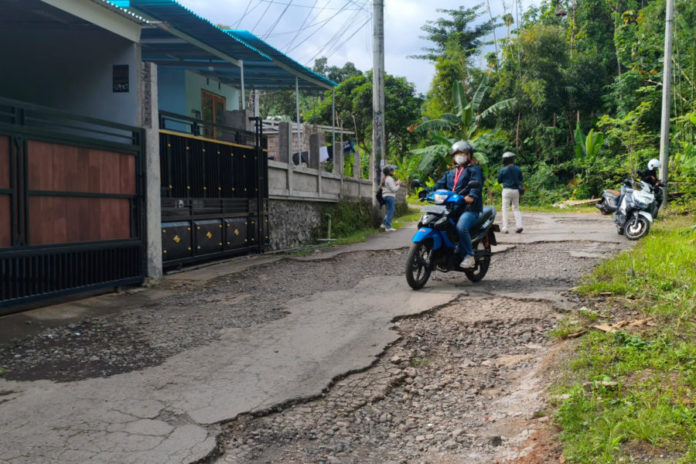 Warga Keluhkan Jalan Rusak Di Tegallinggah, Pemkab Buleleng Janji Perbaikan Bertahap 1