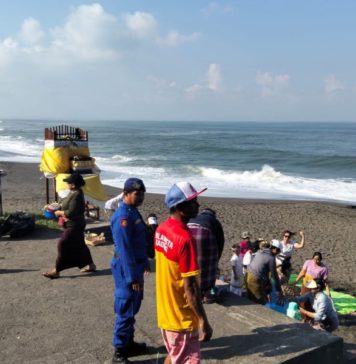 Amankan Libur Sekolah dan Umanis Galungan, Polisi Perketat Pengawasan Pantai di Badung