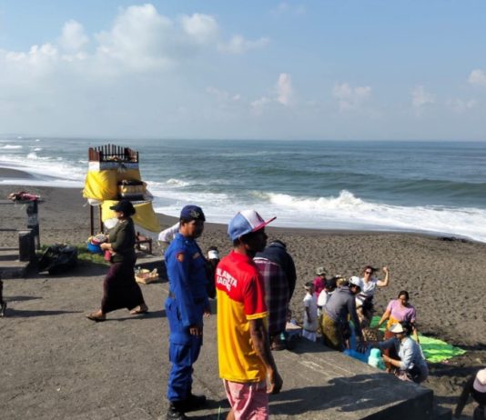 Amankan Libur Sekolah dan Umanis Galungan, Polisi Perketat Pengawasan Pantai di Badung