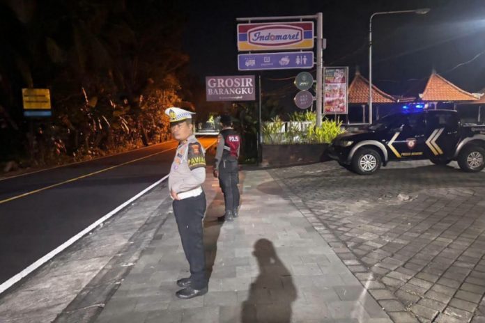 Antisipasi Begal, Polsek Mengwi Gandeng Babinsa Dan Pecalang Perketat Patroli Malam 1