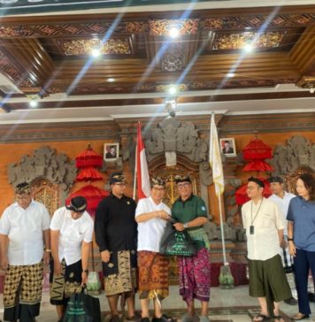 Bagi Daging Babi di Banjar Penyarikan, Bupati Adi Arnawa: Bisa Jadi Inspirasi Tekan Inflasi Hari Raya