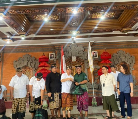 Bagi Daging Babi di Banjar Penyarikan, Bupati Adi Arnawa: Bisa Jadi Inspirasi Tekan Inflasi Hari Raya
