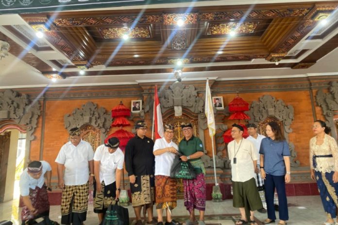 Bagi Daging Babi Di Banjar Penyarikan, Bupati Adi Arnawa: Bisa Jadi Inspirasi Tekan Inflasi Hari Raya 1