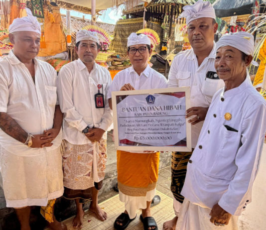 Bupati Adi Arnawa Upasaksi Puncak Karya di Desa Adat Kelan
