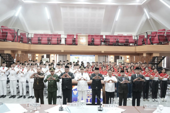 Bupati, Wabup Dan Sekda Karangasem Berikan Pembekalan Strategis Kepada Alumni Paskibraka 2025 Dan Capaska 2026 1