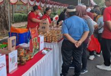 15 Canang Seharga Rp175 Diserbu Warga saat Pekenan Galungan-Kuningan di Renon