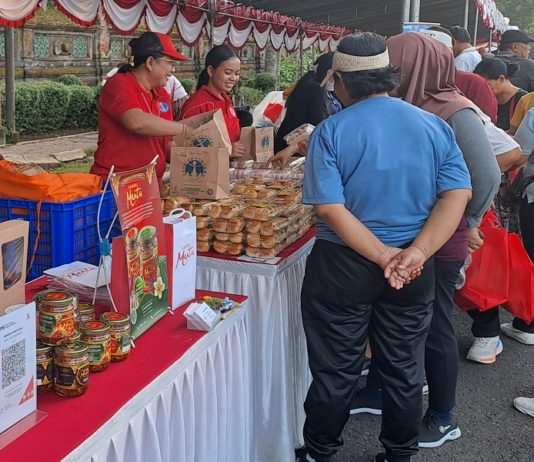15 Canang Seharga Rp175 Diserbu Warga saat Pekenan Galungan-Kuningan di Renon