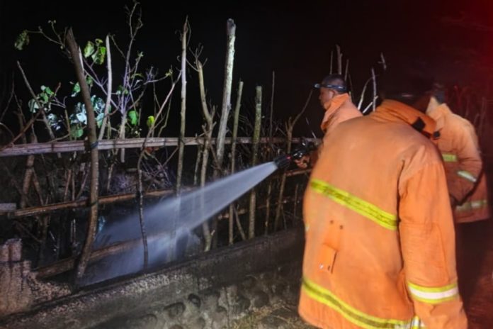Diduga Karena Bakar Sampah, Lahan Di Delod Berawah Dilalap Si Jago Merah 1
