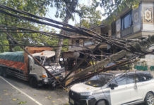 Diduga Rem Tak Berfungsi, Tronton Semen Hantam Tiang Listrik di Samsam