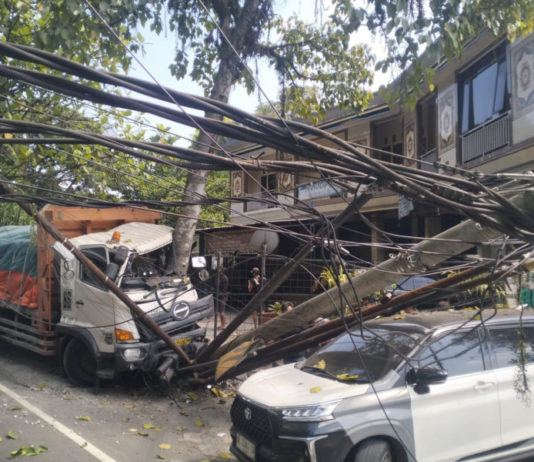 Diduga Rem Tak Berfungsi, Tronton Semen Hantam Tiang Listrik di Samsam