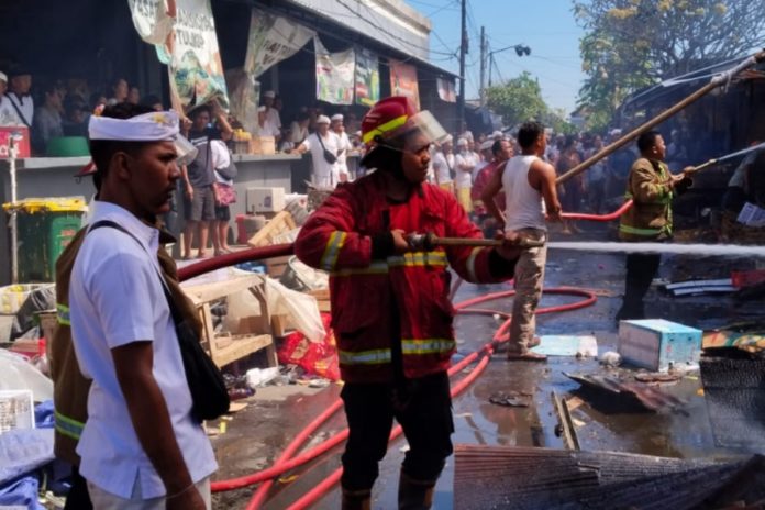 Galungan, Tujuh Unit Kios Pasar Tulikup Terbakar Dengan Kerugian Ratusan Juta Rupiah 1