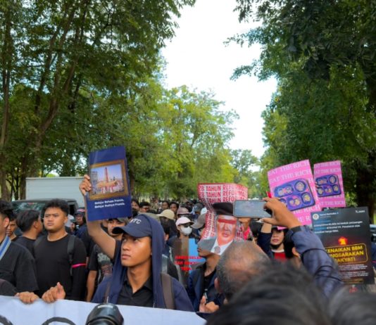 Geruduk Kantor DPRD Bali, BEM Unud dan Aliansi Bali Bergerak Bawa 16 Tuntutan Nasional