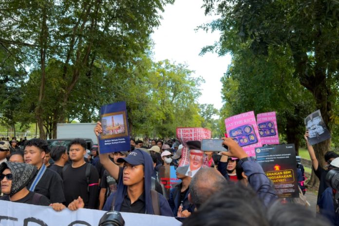 Geruduk Kantor DPRD Bali, BEM Unud Dan Aliansi Bali Bergerak Bawa 16 Tuntutan Nasional 1