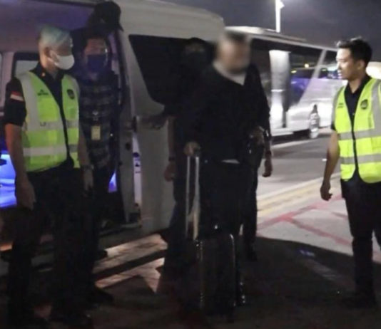 Gunakan Identitas Palsu, Buronan Interpol Dibekuk di Kamar Mandi Private Jet