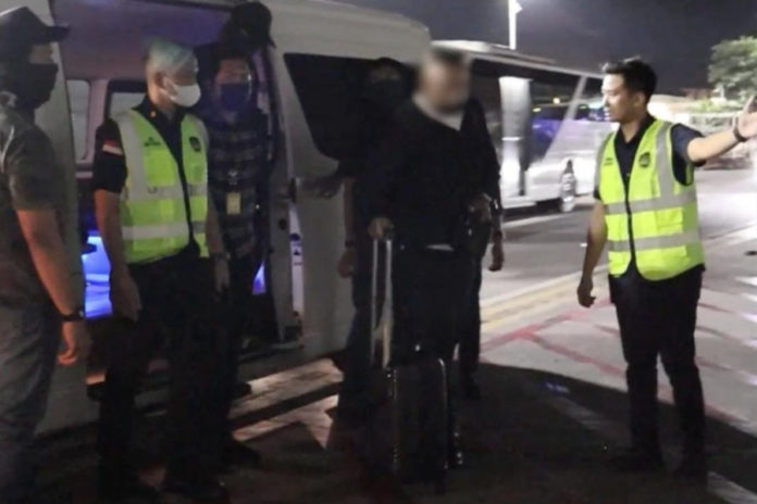 Gunakan Identitas Palsu, Buronan Interpol Dibekuk Di Kamar Mandi Private Jet 1
