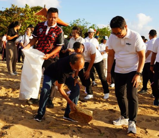 Hari Lingkungan Hidup Sedunia, Gubernur Koster Pimpin Korve Bersih Sampah di Pantai Samuh