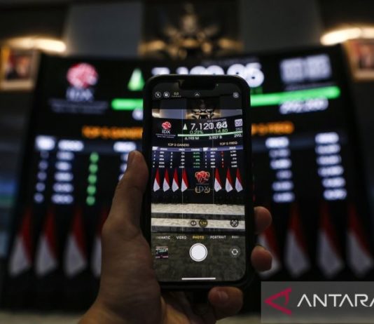 IHSG Menguat 68,04 Poin, Dipimpin Saham Sektor Energi