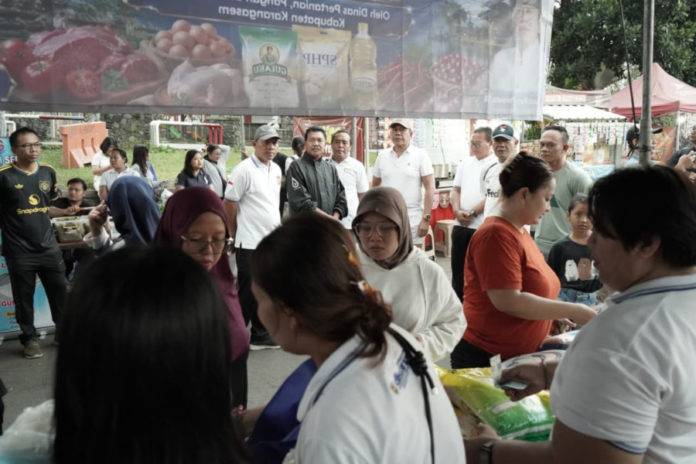 Jelang Hari Raya Galungan Dan Kuningan, Bupati Gus Par Tinjau Pasar Murah Di CFD 1