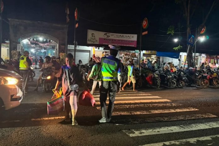 Jelang Perayaan Galungan, Polantas Tingkatkan Pengaturan Lalin Di Pasar 1