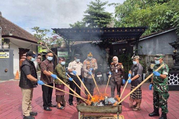 Kejari Karangasem Musnahkan Ratusan BB Perkara Pidana Yang Sudah Inkrah 1