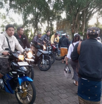 Musim Maajar-ajar, Jasa Tukang Ojek di Pura Lempuyang Laris Manis
