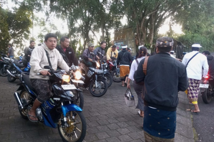 Musim Maajar Ajar, Jasa Tukang Ojek Di Pura Lempuyang Laris Manis 1