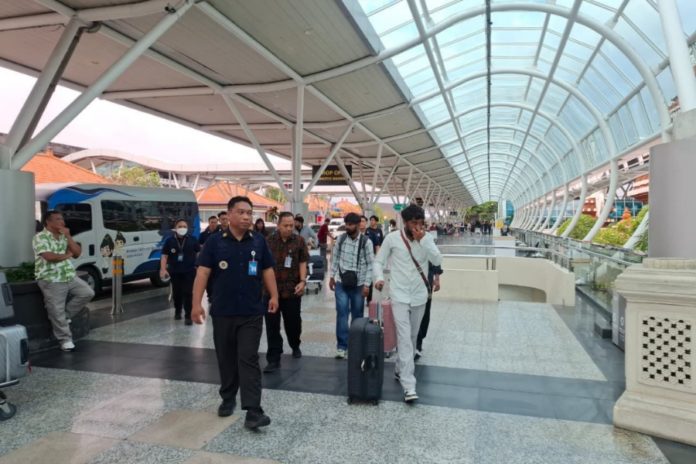 Ngamuk Hingga Tak Bayar Makanan Dan Laundry, Enam WNA Dideportasi 1