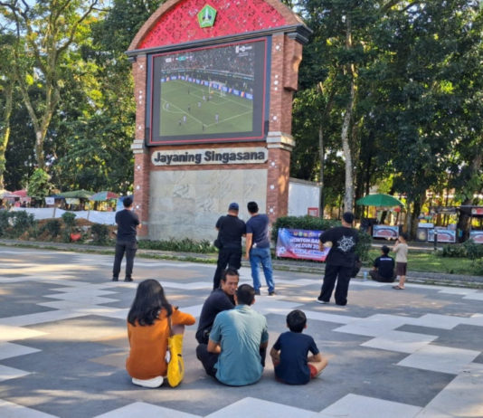 Nobar Piala Dunia Hidupkan Lapangan Alit Saputra