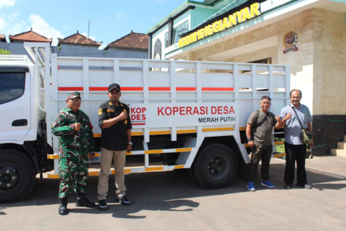 Perkuat Ekonomi Desa, Dandim 1616/Gianyar Serahkan Truk Operasional KDKMP Tulikup Dan Lodtunduh 1