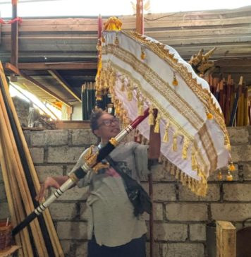 Pertahankan Tradisi Membuat Tedung, Perajin Manfaatkan BRImo Permudah Transaksi