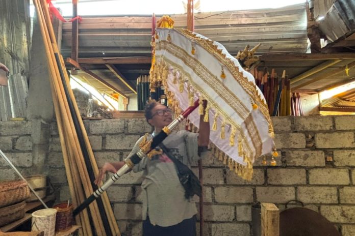 Pertahankan Tradisi Membuat Tedung, Perajin Manfaatkan BRImo Permudah Transaksi 1