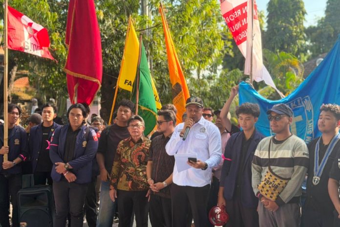 Pimpinan DPRD Bali Janji Teruskan Tuntutan Aliansi Bali Bergerak Ke Pusat 1
