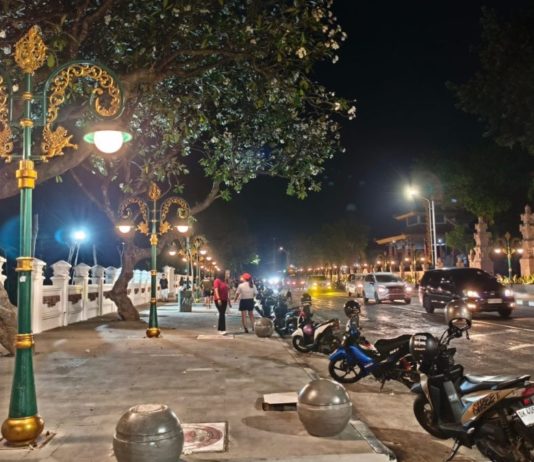 Puluhan Lampu Trotoar Dinyalakan, Titik Nol Singaraja Tampil Lebih Hidup di Malam Hari