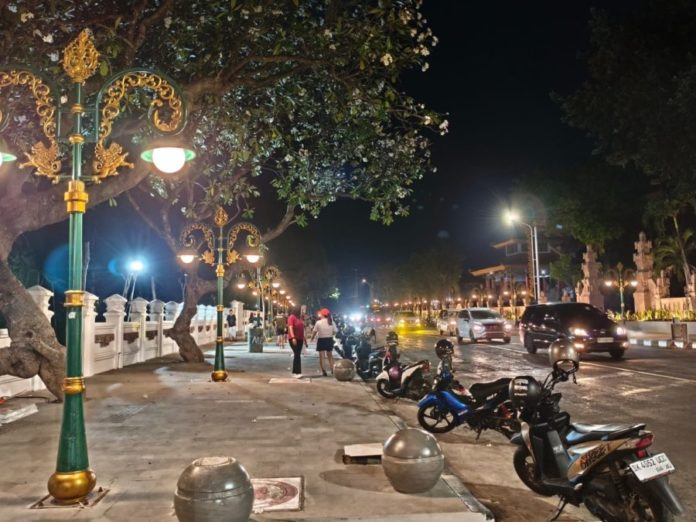 Puluhan Lampu Trotoar Dinyalakan, Titik Nol Singaraja Tampil Lebih Hidup Di Malam Hari 1