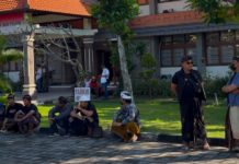 Puluhan Warga Bali Geruduk Kantor Kesbangpol, Desak Pembubaran Ormas Madas Nusantara