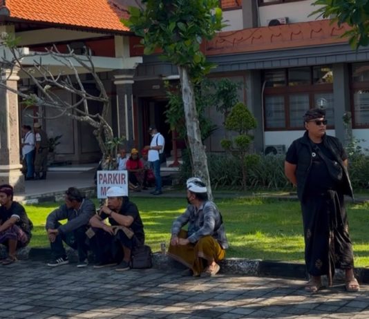 Puluhan Warga Bali Geruduk Kantor Kesbangpol, Desak Pembubaran Ormas Madas Nusantara