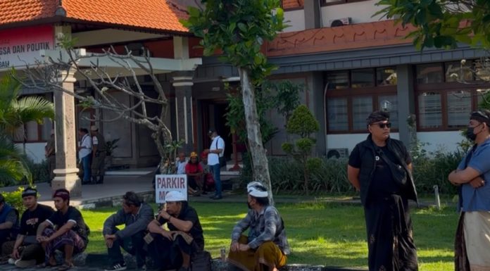 Puluhan Warga Bali Geruduk Kantor Kesbangpol, Desak Pembubaran Ormas Madas Nusantara