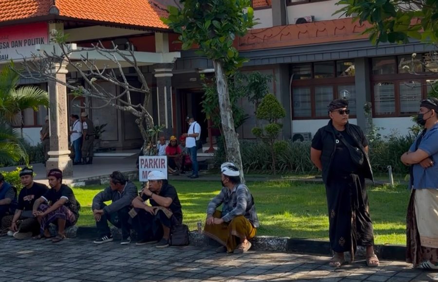 Puluhan Warga Bali Geruduk Kantor Kesbangpol, Desak Pembubaran Ormas Madas Nusantara