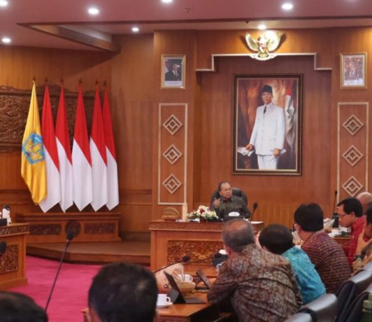 Rakor dengan Bupati/Wali Kota, Gubernur Koster: Buang Ego Sektoral, Bali Harus Dibangun Bersama