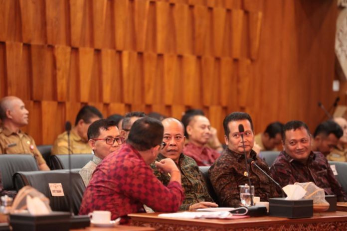 Rakor Di Kerta Sabha, Bupati Gus Par Perjuangkan Infrastruktur Jalan Dan Air Bersih Di Hadapan Gubernur Bali 1