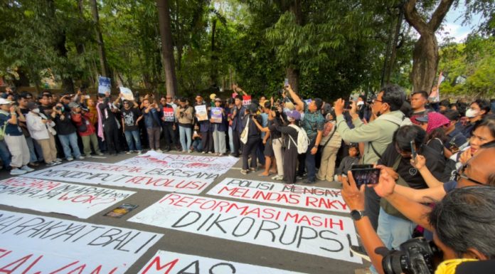 Ratusan Mahasiswa Geruduk DPRD Bali, Soroti Demokrasi hingga Lingkungan Hidup