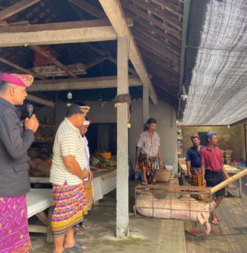 Ringankan Beban Upacara Warga, Pemdes Tulikup Salurkan Punia Babi ke 11 Pura