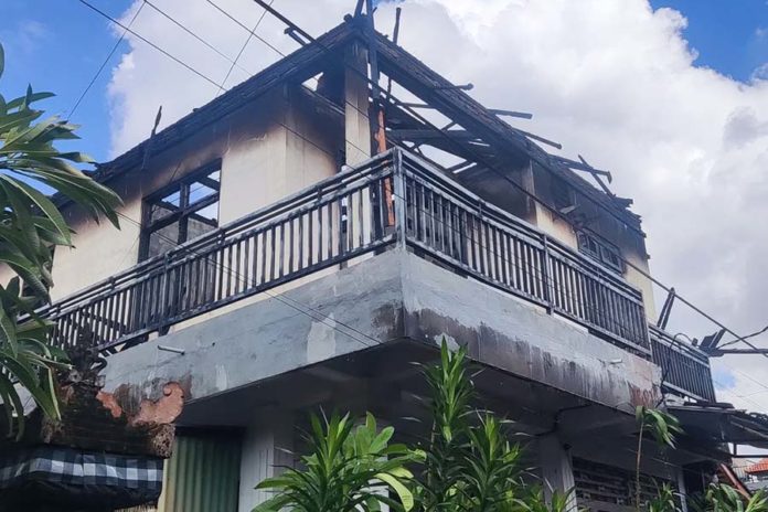 Rumah Lantai 2 Di Jalan Pulau Misol Denpasar Terbakar 1