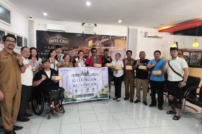 Sambut Galungan, Astra Motor Bali Berbagi Daging 1