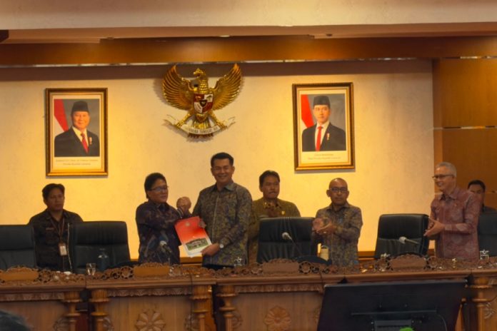 Sempat Diwarnai Perdebatan, Rekomendasi Pansus TRAP Diserahkan Ke Pemprov Bali 1