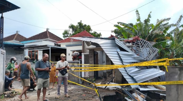 Terseret Air Bah saat Rumahnya Roboh, Mahasiswa Undiksha Ditemukan di Bawah Material Bangunan