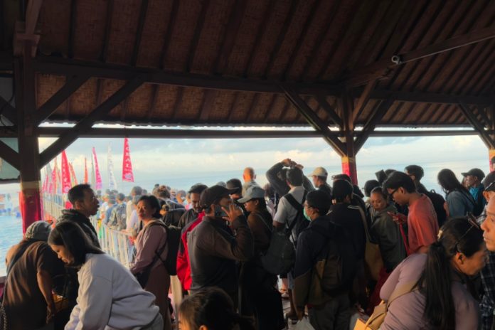 Tradisi Mudik Galungan Warga Nusa Penida, Ribuan Orang Rela Antre Sejak Fajar Di Pelabuhan Kusamba Demi Pulang Kampung 1