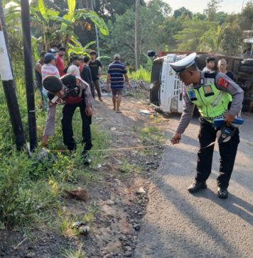 Truk Bermuatan Batu Mundur di Tanjakan Bebetin, Lindas Pemotor Perempuan hingga Tewas
