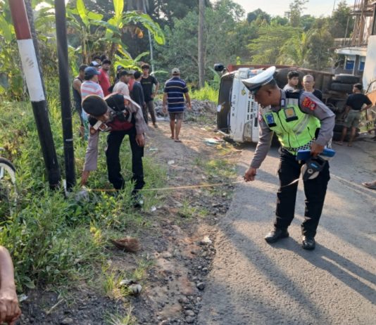 Truk Bermuatan Batu Mundur di Tanjakan Bebetin, Lindas Pemotor Perempuan hingga Tewas