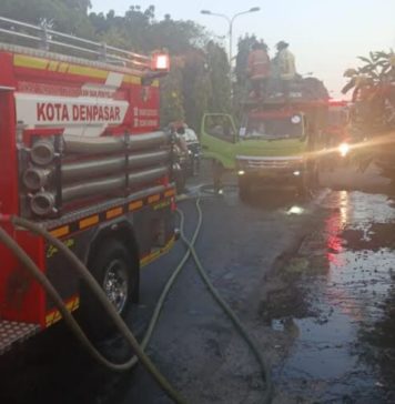 Truk Pengangkut Sampah Terbakar di Kesiman